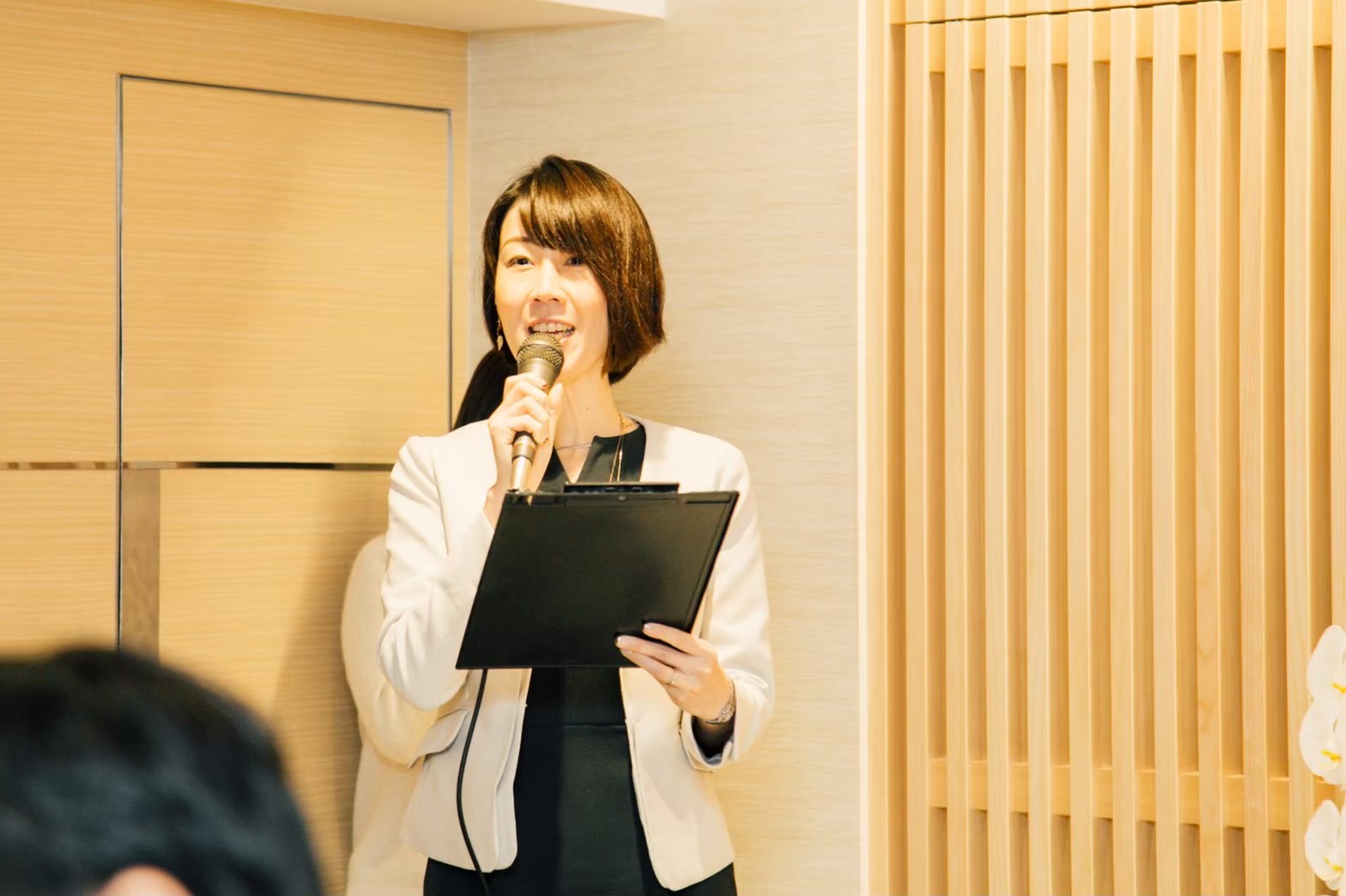 法人パーティ・ケータリングの美味しい料理を提供するスタッフの写真｜NEO DINING